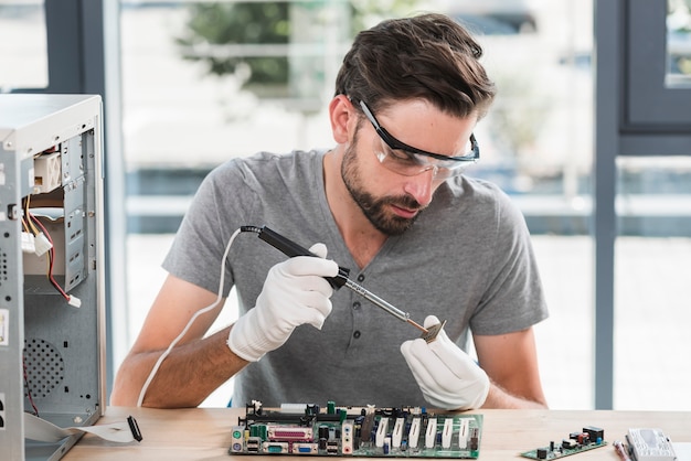 Jovem, macho, técnico, trabalhando, computador, ram