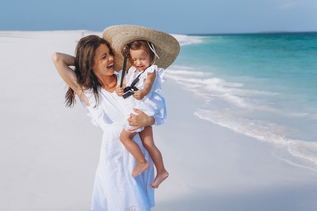 Jovem, mãe, com, dela, filha pequena, praia, por, a, oceânicos