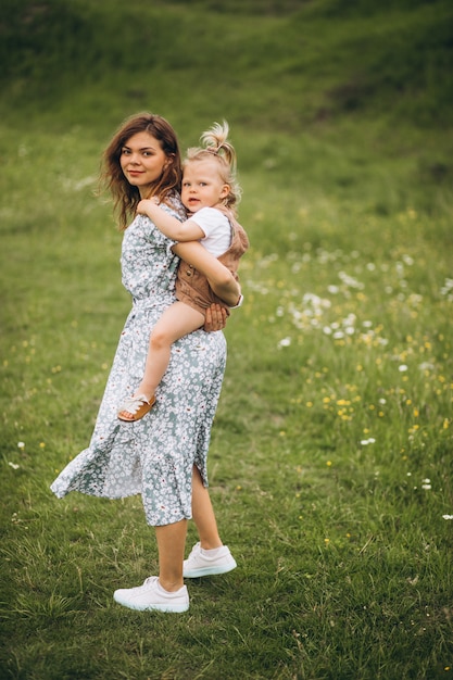 Jovem mãe com filha no parque