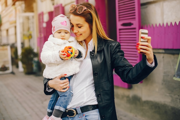 jovem mãe com filhinha