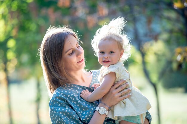 Jovem mãe com linda filha