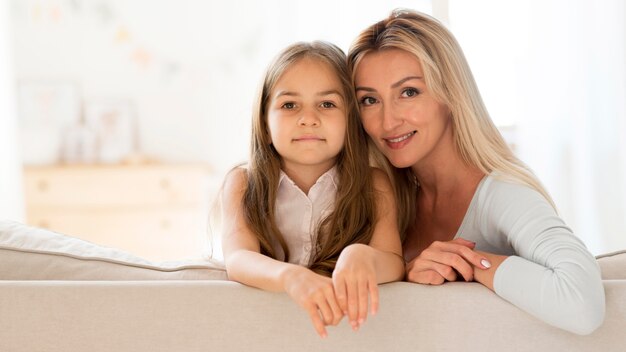 Jovem mãe e filha posando juntas