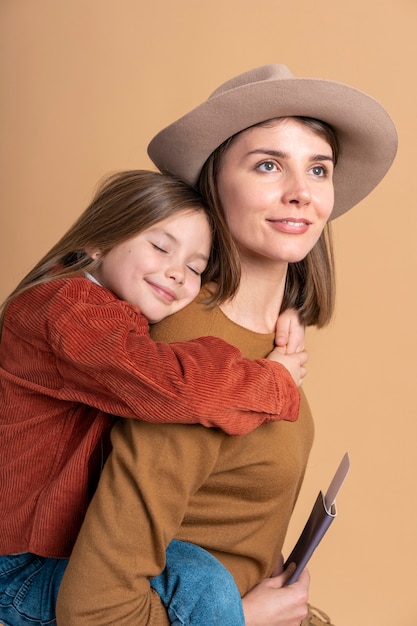 Foto grátis jovem mãe e filha prontas para viajar de férias