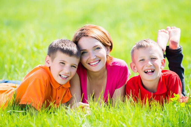 Jovem mãe feliz com filhos no parque