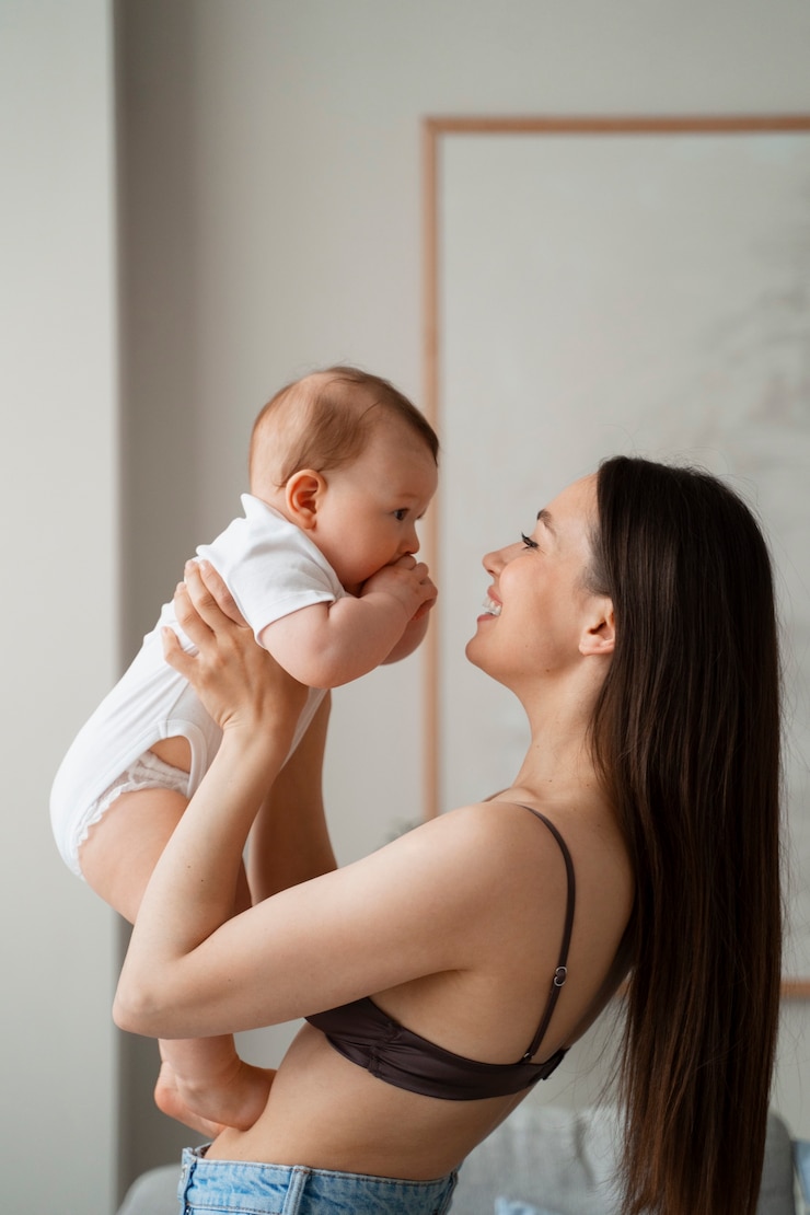 Foto grátis jovem mãe passando tempo com bebê