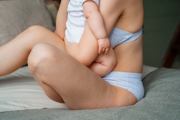 Foto grátis jovem mãe passando tempo com bebê