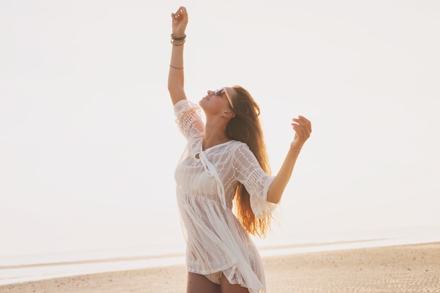 Foto grátis jovem magro e linda na praia do sol