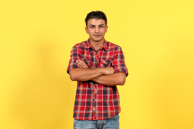 Jovem masculino com camisa brilhante, de frente para o modelo masculino de cor de fundo amarelo