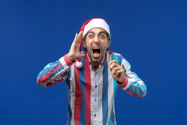 Jovem masculino gritando de frente, emoção masculina de férias