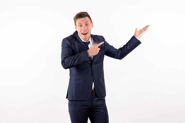 Jovem masculino posando de terno clássico em fundo branco