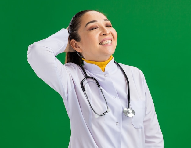 Jovem médica feliz e positiva sorrindo amplamente