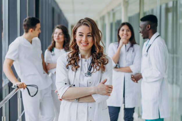 Jovem médica posando no corredor do hospital