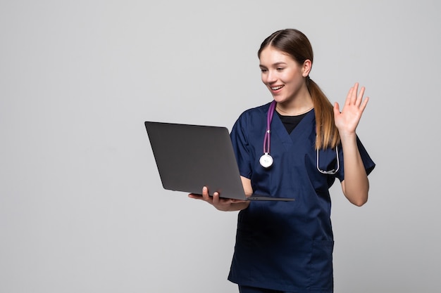 Jovem médica trabalhando isolada no branco