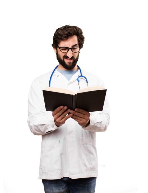 Jovem médico com um livro