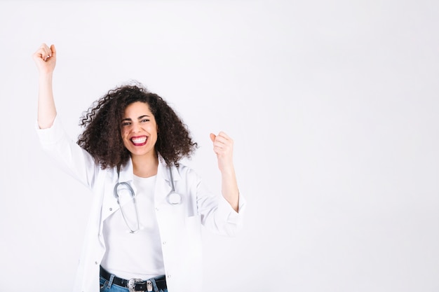 Jovem médico comemorando sucesso