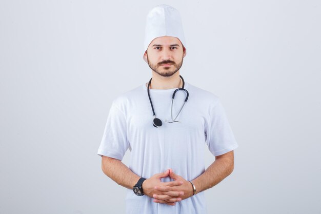 Jovem médico de uniforme branco