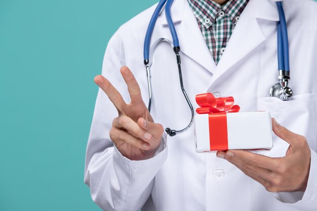 Jovem médico expressivo posando para as férias de inverno