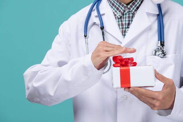 Jovem médico expressivo posando para as férias de inverno