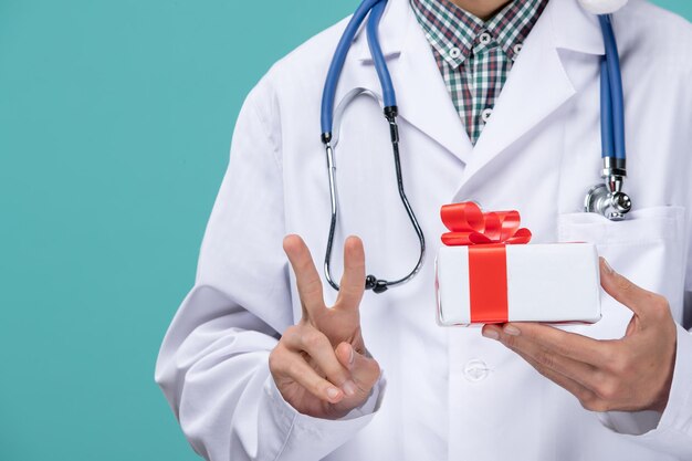 Jovem médico expressivo posando para as férias de inverno