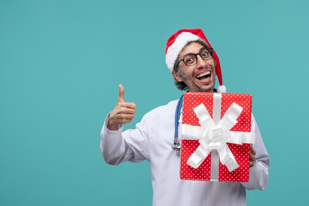 Jovem médico expressivo posando para as férias de inverno