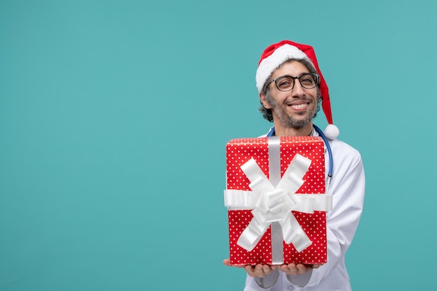 Jovem médico expressivo posando para as férias de inverno