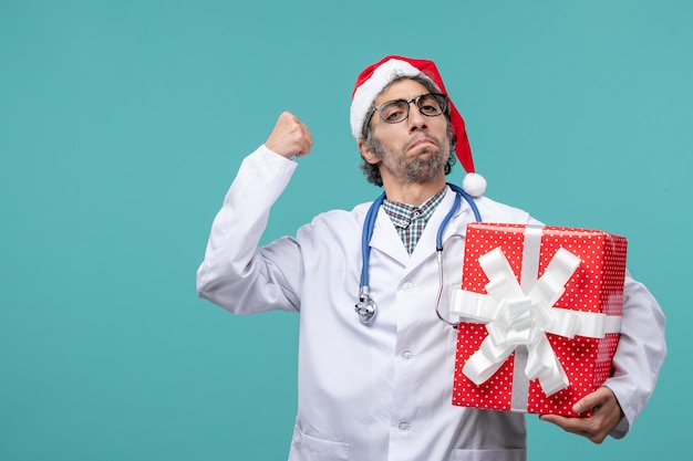 Jovem médico expressivo posando para as férias de inverno