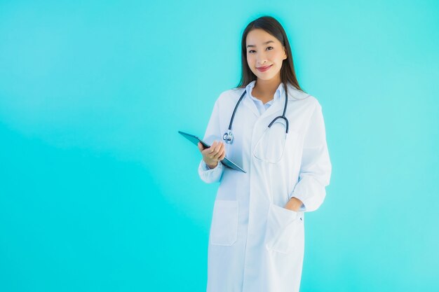 jovem médico feminino asiático com estetoscópio e tablet