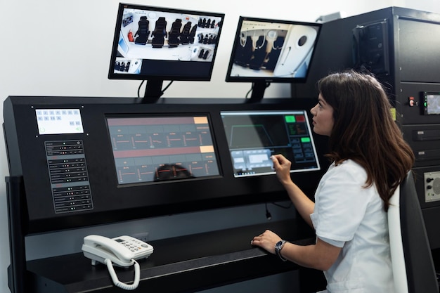 Foto grátis jovem médico supervisionando o procedimento de oxigenoterapia de monitores na câmara hiperbárica