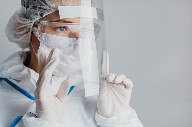 Foto grátis jovem médico usando uma máscara facial