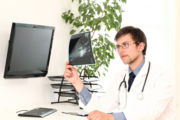 Jovem médico visualização xray