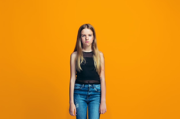 Foto grátis jovem menina adolescente pensativa séria. conceito de dúvida.