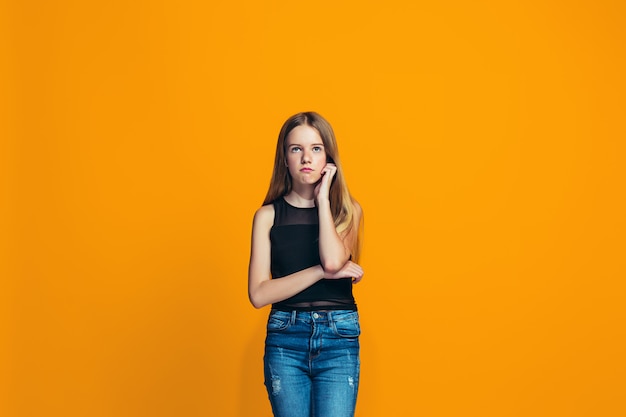 Jovem menina adolescente pensativa séria. Conceito de dúvida.