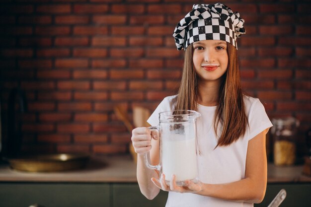 Foto grátis jovem menina assando bolos na cozinha no café da manhã