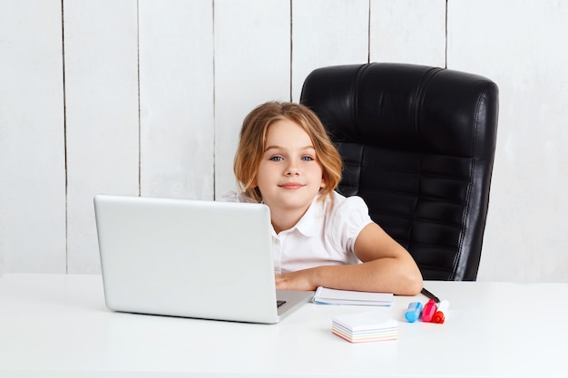 Jovem menina bonita sentada no local de trabalho no escritório.