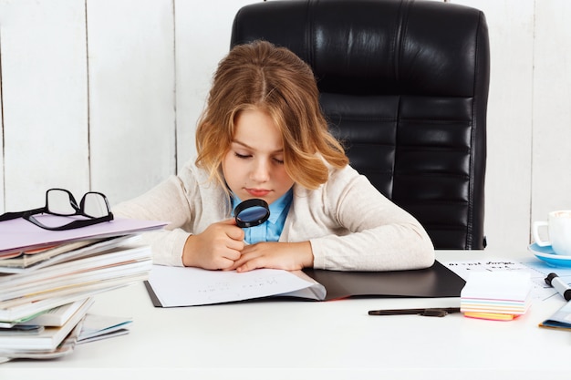 Jovem menina bonita sentada no local de trabalho no escritório.