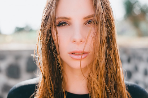 jovem menina linda posando na praia com uma prancha de surf, mulher surfista, ondas do mar