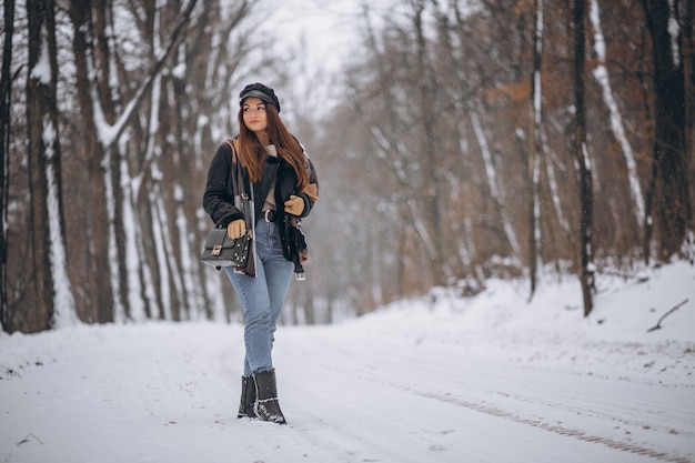 Jovem, menina, modelo, andar, em, inverno, parque