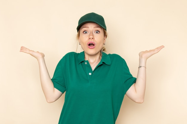 Jovem mensageira de frente com uniforme verde e capa verde posando com o uniforme de trabalho feminino do espaço da luz