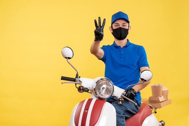 Jovem mensageiro de frente para o homem com uniforme azul sobre fundo amarelo