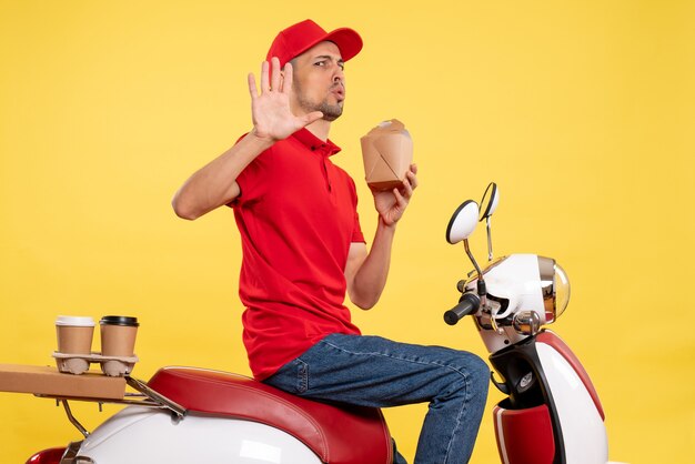 Jovem mensageiro de frente para o homem com uniforme vermelho sobre fundo amarelo