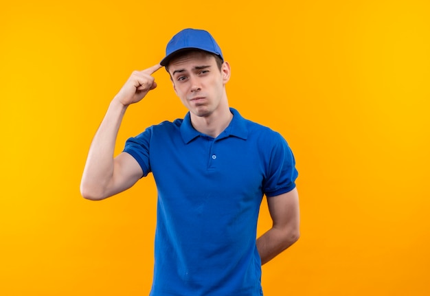 Jovem mensageiro vestindo uniforme azul e boné azul confuso