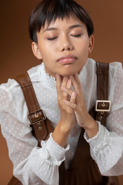 Foto grátis jovem modelo asiática posando com roupas de outono