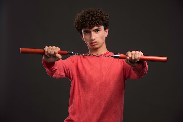 Foto grátis jovem modelo com cabelos cacheados com nunkachu.