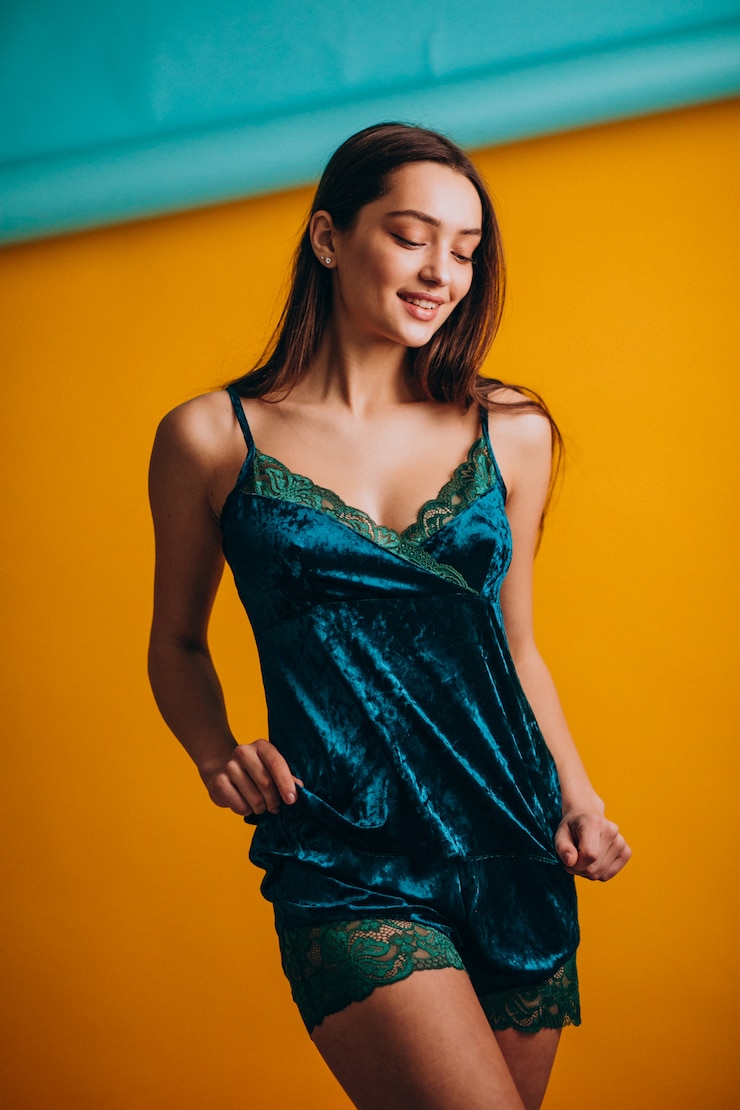 Foto grátis jovem modelo feminino em roupa interior para dormir