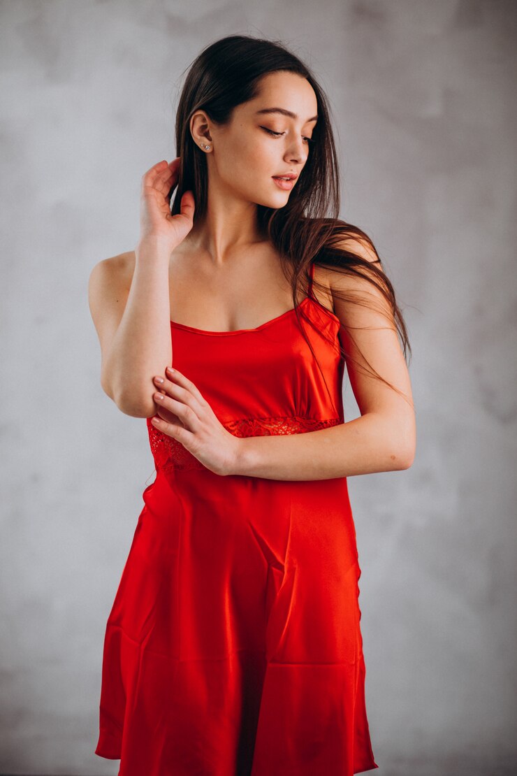 Foto grátis jovem modelo feminino em roupa interior para dormir