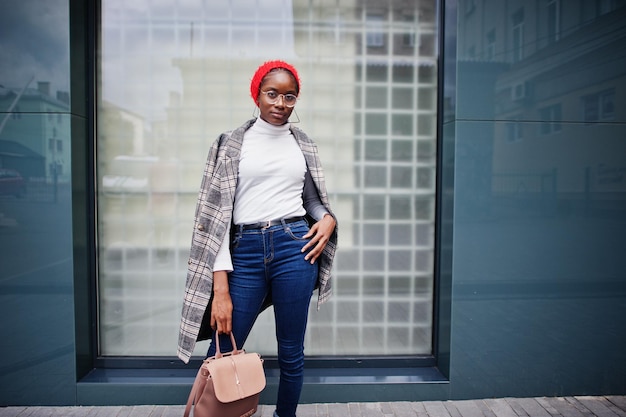 Foto grátis jovem, moderna, atraente, muçulmana africana, alta e magra, em hijab ou lenço de cabeça de turbante posado