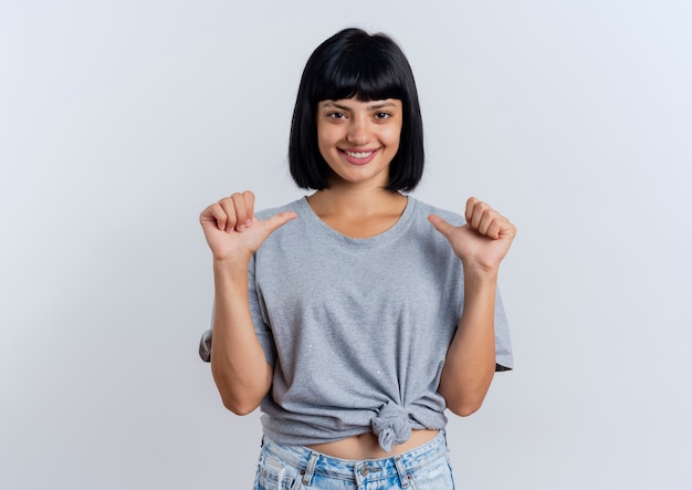 Jovem morena caucasiana sorridente apontando para si mesma