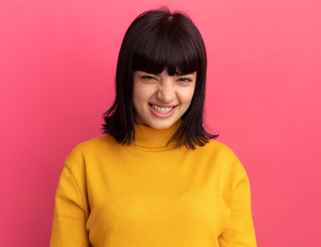 Jovem morena caucasiana sorridente fica em pé de rosa