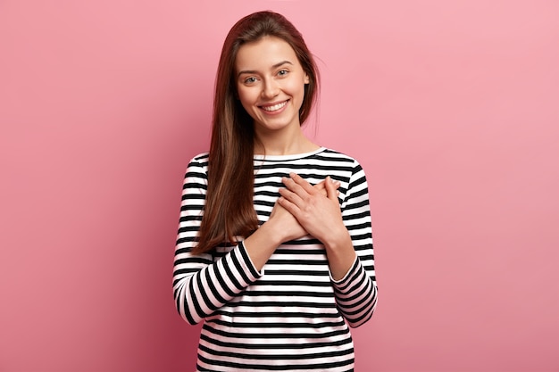 Jovem morena com camisa listrada