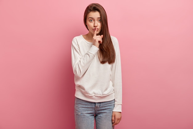 Foto grátis jovem morena com roupas casuais